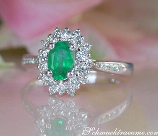 Weißgoldring mit Smaragd und Diamanten, Detailaufnahme, elegant und klassisch.