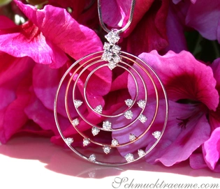 Blütenhintergrund mit funkelndem Brillantenkreisanhänger aus Weißgold