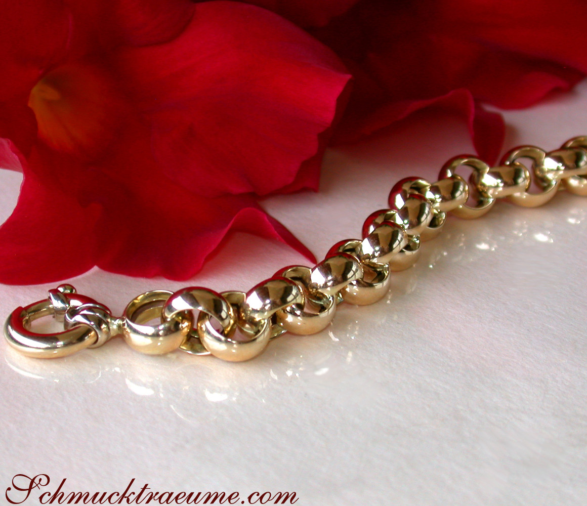 Goldarmband aus Gelbgold 585 mit rotem Rosenblatt im Hintergrund