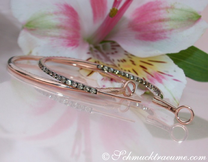 Roségold-Creolen mit naturbraunen Brillanten, Detailaufnahme, zarte Diamantensätze