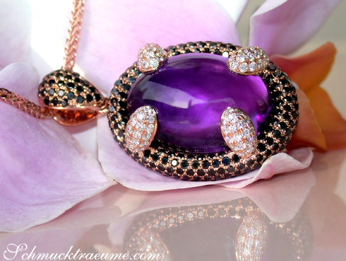 Prachtvolles Amethyst-Anhänger mit Brillanten und Diamanten, getragen auf roségoldener Kette