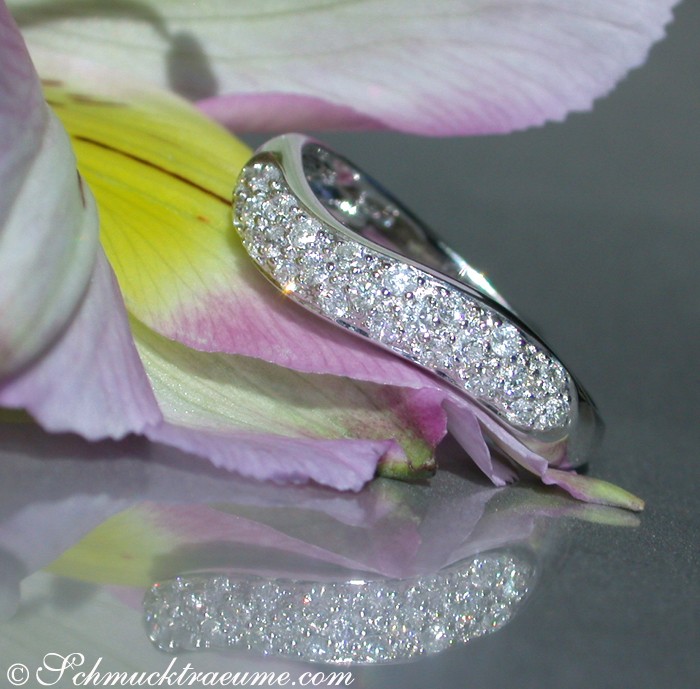 Detailansicht des geschwungenen Diamant-Rings mit 0.310 Karat W SI Diamanten in Weißgold 585.