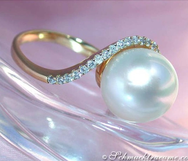 Gelbgold-Ring mit Südseeperle und Brillantenkranz Gelbgold-Ring mit Südseeperle und Brillantenkranz