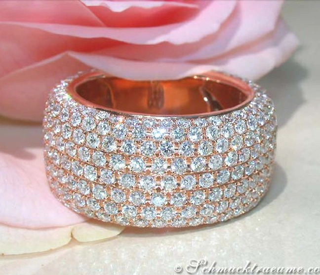 Rosenblüte mit exklusivem Brillanten-Memoryring aus Roségold Rosenblüte mit exklusivem Brillanten-Memoryring aus Roségold