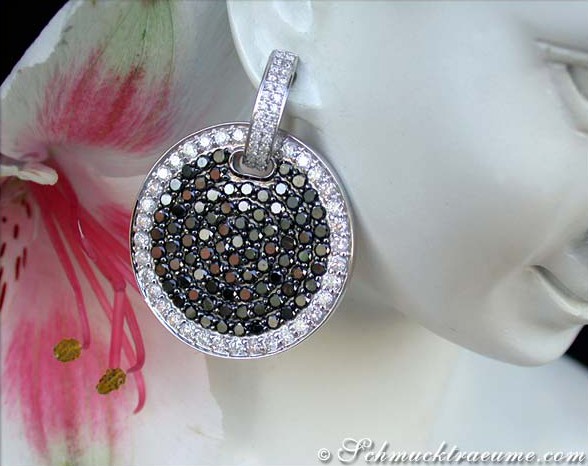 Detailansicht von schwarzen Diamanten Ohrgehängen in Weißgold, umgeben von weißen Brillanten.