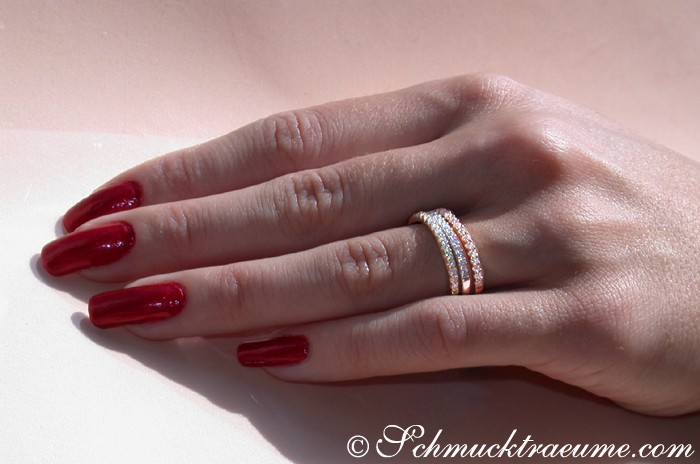 Memory-Ring-Set in Weißgold mit drei Diamant-Reihen, getragen auf der Hand