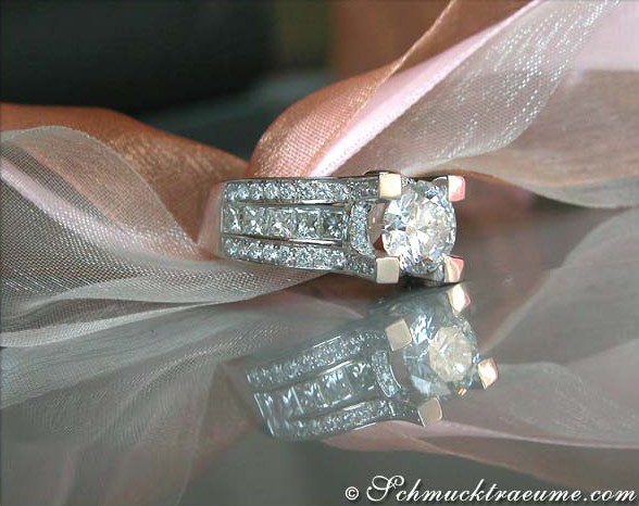 Detailansicht des schweren Diamant-Solitär-Rings mit 104 Brillanten und Princess-Diamanten auf Weißgold