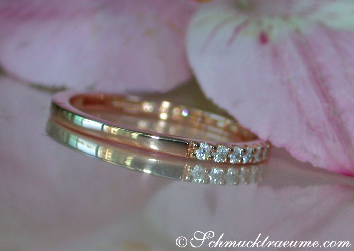 Zarte Diamantring in Roségold mit funkelnden Steinen, Detailaufnahme auf Blüte