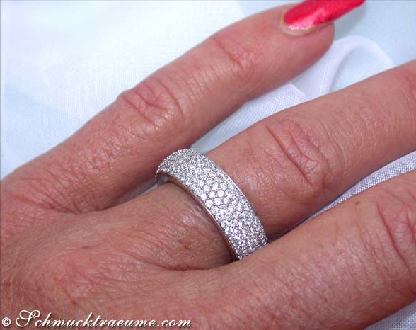 Weißgold-Diamantring mit Pavé-Setzung auf Hand mit lackierten Fingernägeln