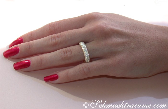 Gelbgoldring mit Brillanten-Pavé auf Hand mit roten Nägeln