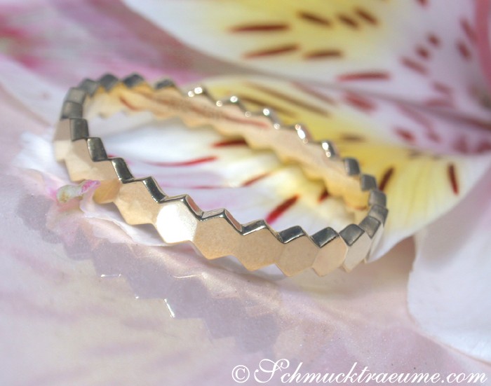 Hexagonale Goldring-Set mit Diamanten auf Porzellan