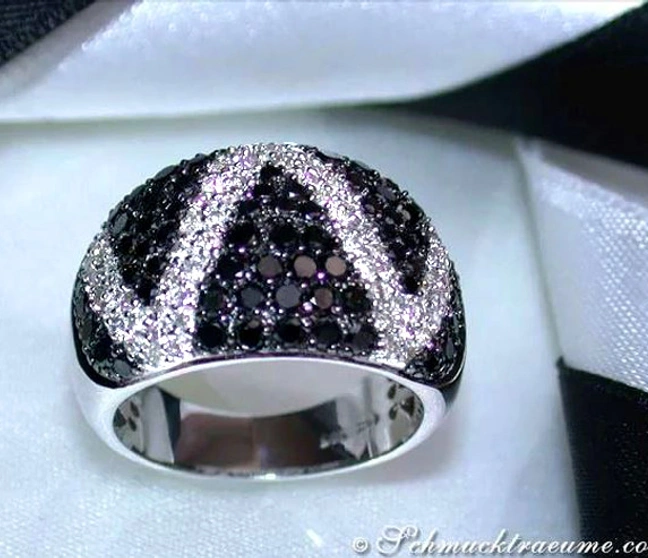 Schwarz-weiß Diamant-Zick-Zack-Ring auf weißem Samttuch, Detailaufnahme Schwarz-weiß Diamant-Zick-Zack-Ring auf weißem Samttuch, Detailaufnahme