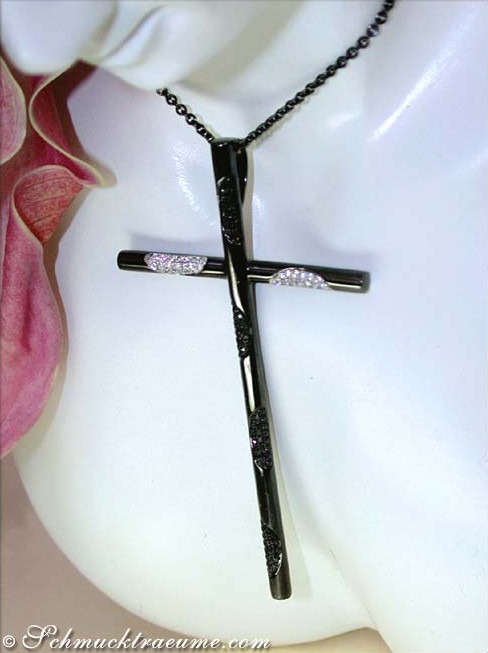 Schwarz rhodiniertes Weißgold Kreuz mit Diamanten auf Halskette, Detailaufnahme