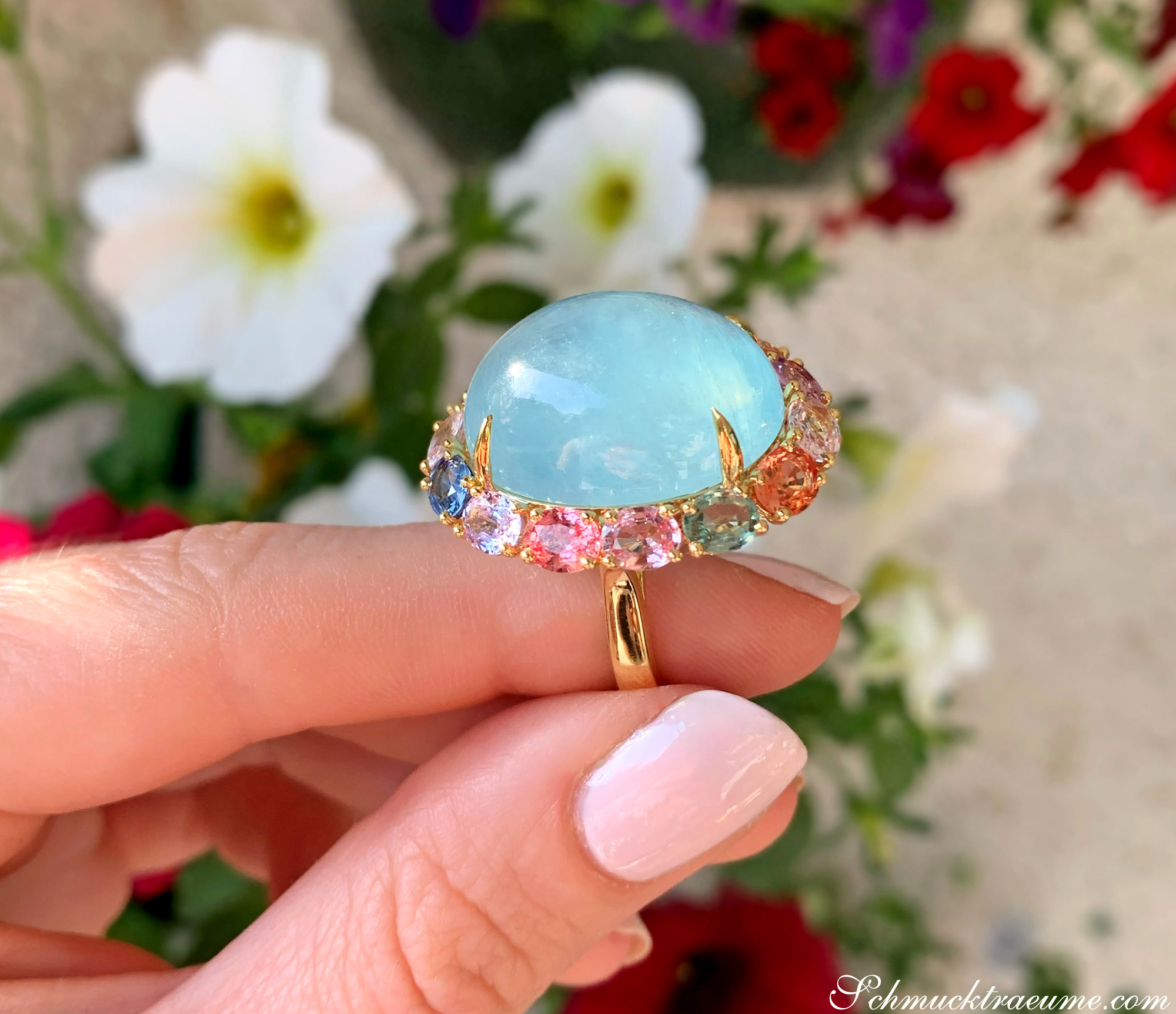 Opulenter Milky Aquamarin-Ring mit Multicolor Saphiren, Gelbgold 750, im Detail.