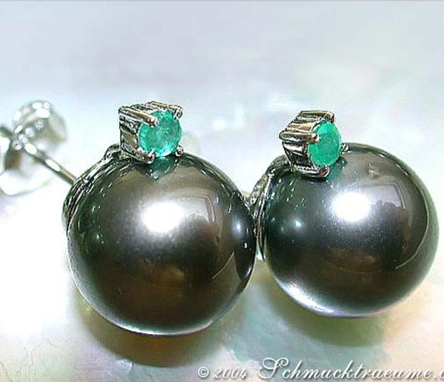 Ohrstecker mit glänzenden Tahitiperlen und grünen Smaragden, detailreich präsentiert Ohrstecker mit glänzenden Tahitiperlen und grünen Smaragden, detailreich präsentiert
