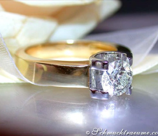 Goldener Diamant Solitär-Ring mit klassischer Fassung Goldener Diamant Solitär-Ring mit klassischer Fassung