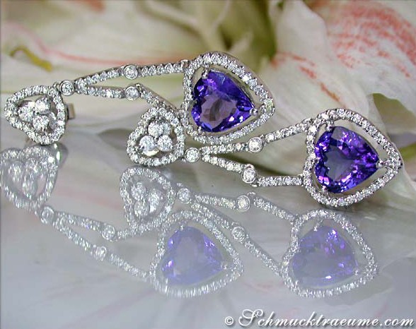 Weißgold-Ohrringe mit Tansanit und Diamanten im Herz-Design