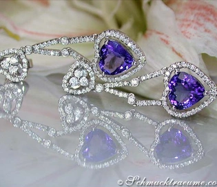 Weißgold-Ohrringe mit Tansanit und Diamanten im Herz-Design