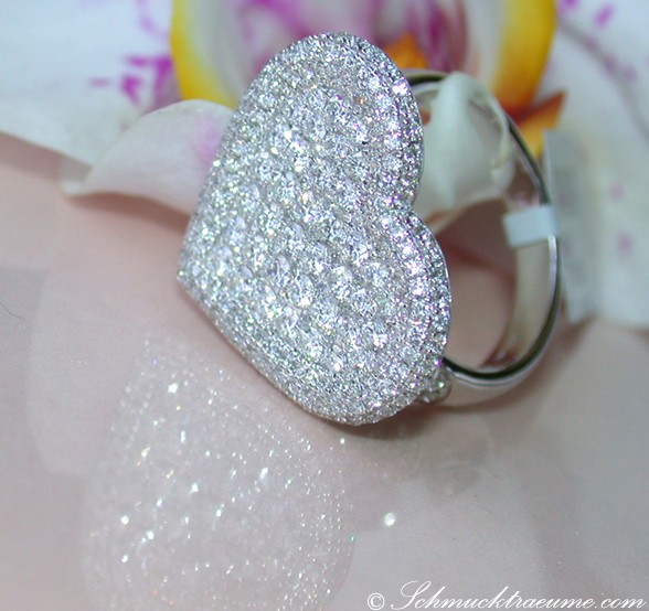 Weißgold Herzring mit 2,36 ct. Brillanten, Pavé-Verzierung, Detailansicht auf Blüte liegend