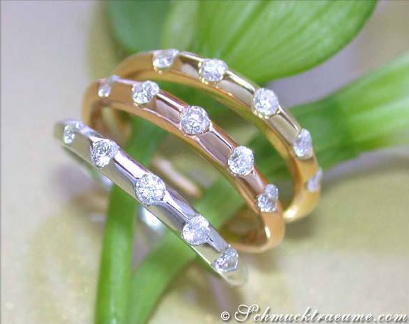 Tricolor-Diamantringe aus Weiß-, Rosé- & Gelbgold 750, Detailaufnahme mit grünen Blättern im Hintergrund