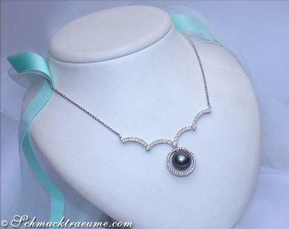 Weißgold-Collier mit Tahitiperlen und Brillanten, detailreich verziert, auf Mannequinpräsentation.