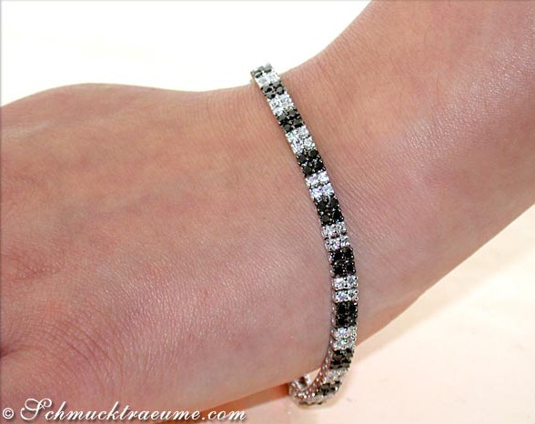 Armband aus Weißgold mit schwarz-weißen Diamanten getragen
