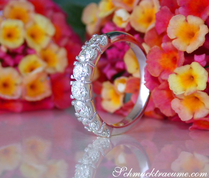 Weiße Diamant-Halb Memory Ring, 750 Weißgold, Detailaufnahme, Blumen im Hintergrund