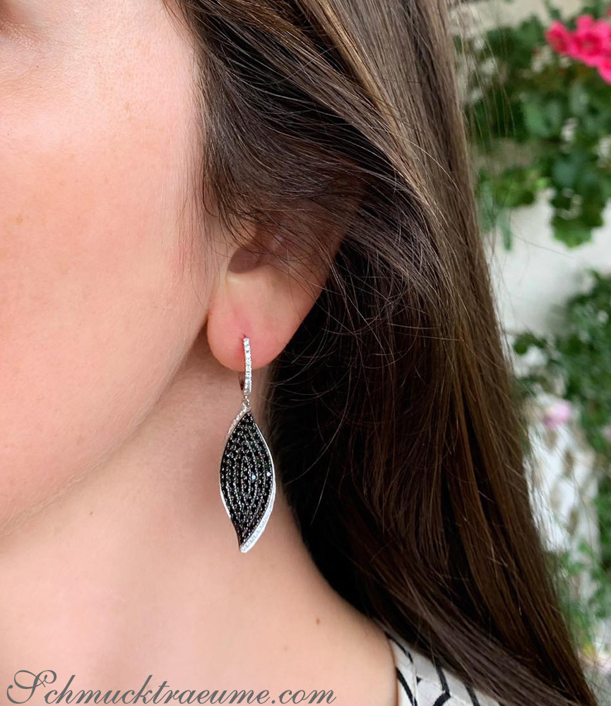 Auffallende schwarze Diamanten Ohrringe im Blatt Design - Image 3