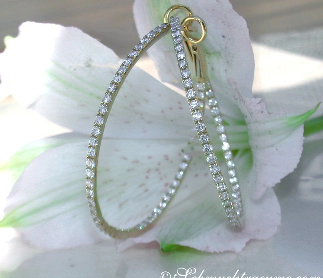 Goldene Creolen mit Diamanten auf weißer Lilie Goldene Creolen mit Diamanten auf weißer Lilie