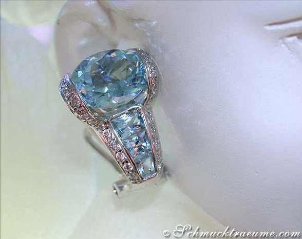 Ohrstecker aus Weißgold mit Aquamarin und Brillanten, detailreich, getragen.