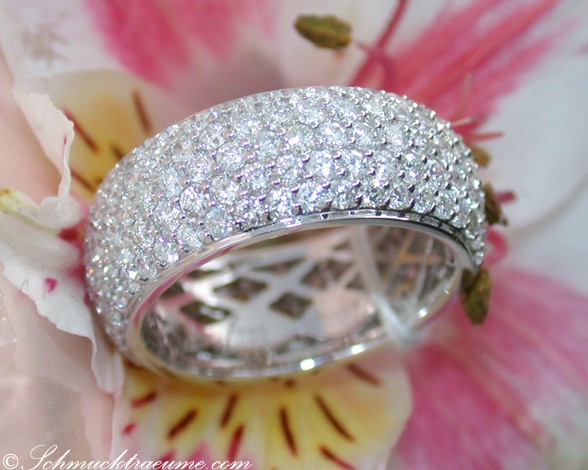 Rundherum mit Brillanten besetzter, fünfreihiger Ring auf Blume gelegt