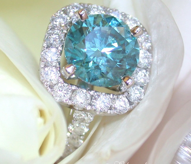 Blauer Brillant Solitär-Ring in Weißgold, Detailaufnahme Blauer Brillant Solitär-Ring in Weißgold, Detailaufnahme