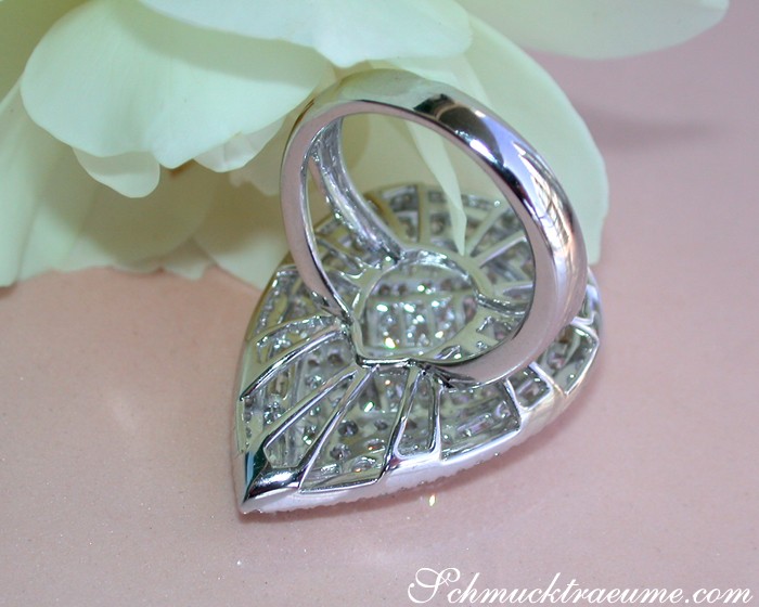 Weißgold 750 Diamant Tropfen Ring Detail mit Blüte im Hintergrund