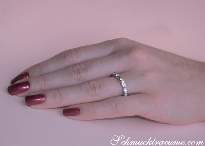 Weißgoldring mit Diamanten auf zartem Finger, Nagellack in Weinrot