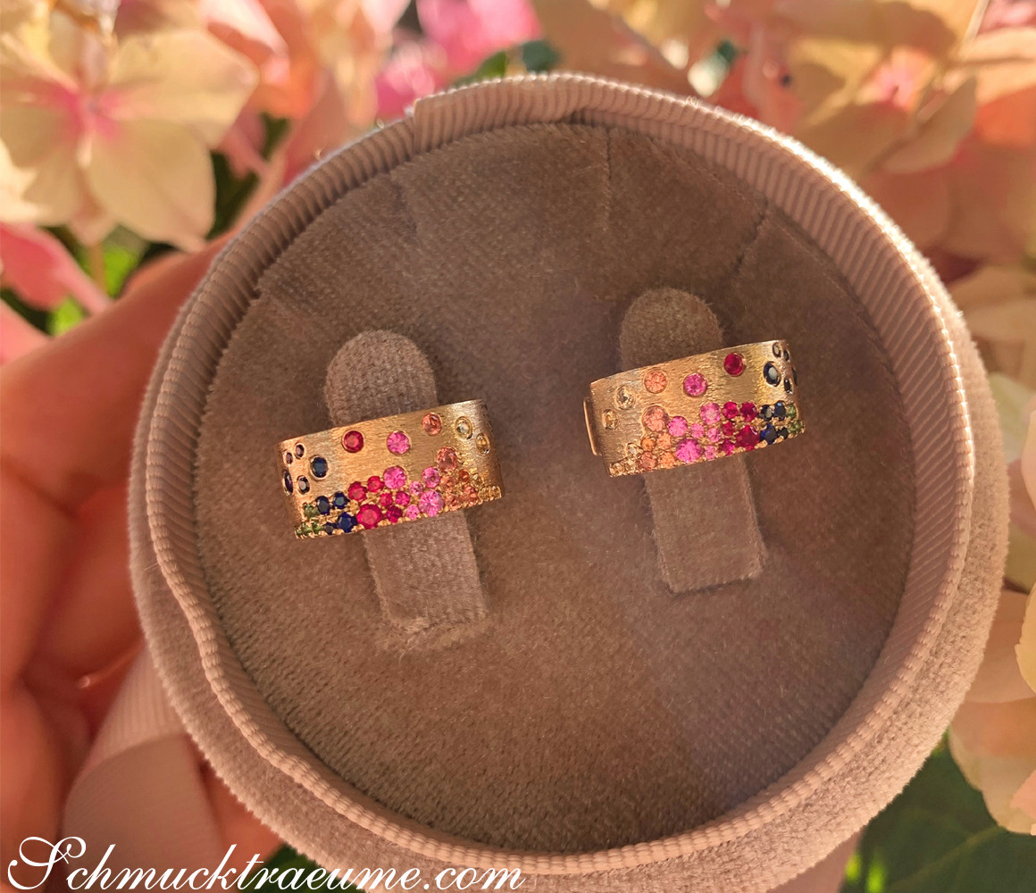 Gelbgold-Ohrstecker mit funkelnden Saphiren, Rubinen und Tsavorites in Box