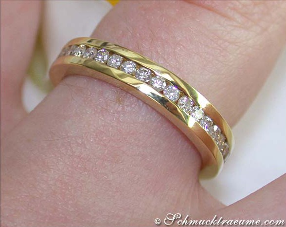 Gelbgold 750 Memoire Ring mit Diamanten, Detailaufnahme auf Hand getragen