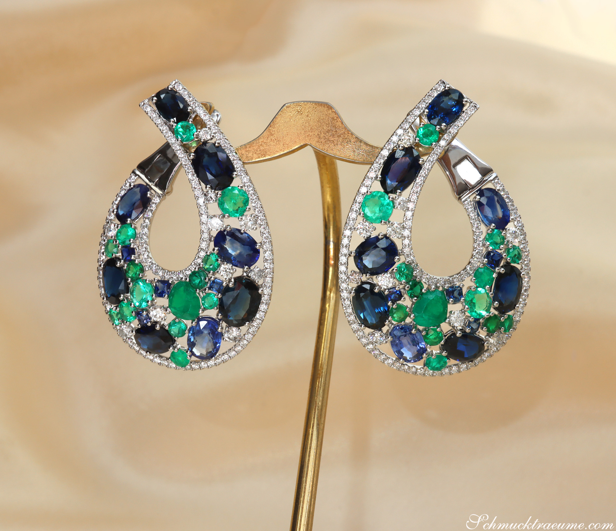 Weißgold-Ohrringe mit Saphiren, Smaragden und Diamanten, teils offen, ansprechend gestaltet