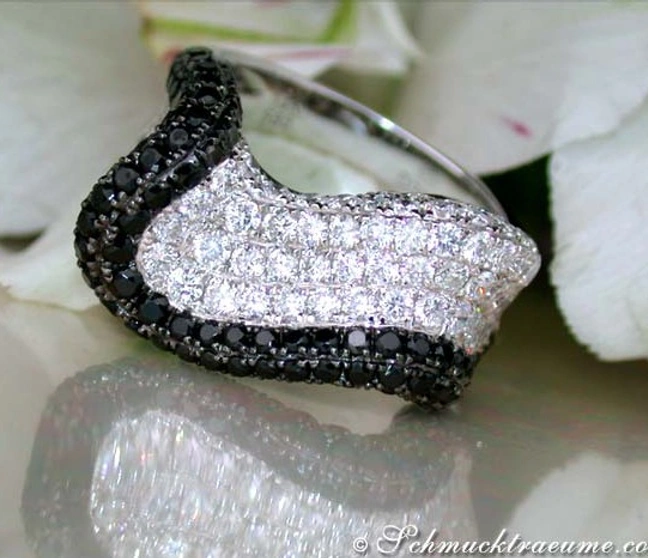 Schwarz-weiß Diamantring im Wellendesign, detailreich, auf glänzender Oberfläche. Schwarz-weiß Diamantring im Wellendesign, detailreich, auf glänzender Oberfläche.