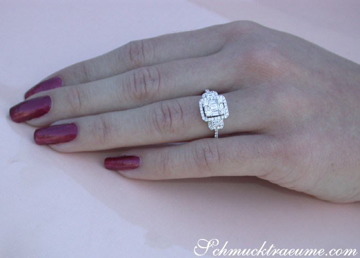 Weißgold 750 Diamant Carré-Ring auf handbeschnittenem Hintergrund