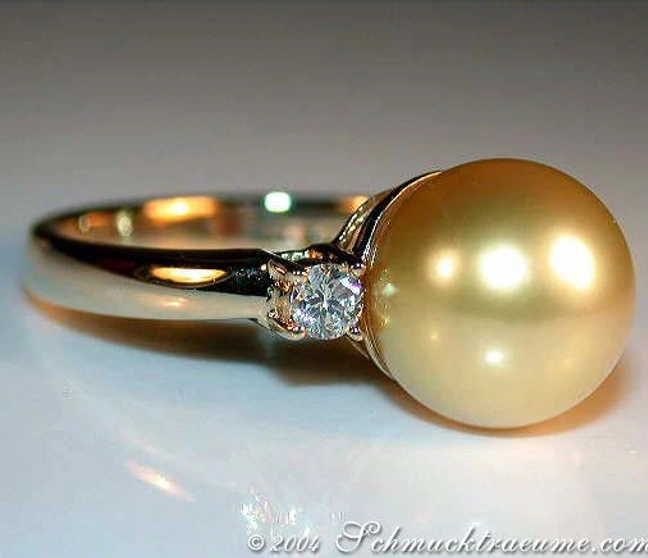 Goldener Perlenring mit Diamanten, elegant und luxuriös, Detailaufnahme. Goldener Perlenring mit Diamanten, elegant und luxuriös, Detailaufnahme.