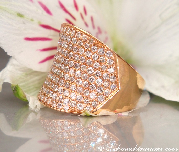Stattlicher Brillanten-Ring in Roségold, detailliertes Design, auf Blume präsentiert