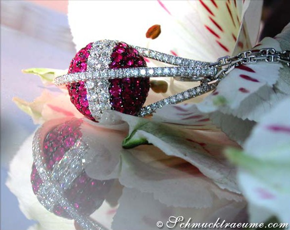 Rubin-Halskette mit Brillanten auf Blütenblättern