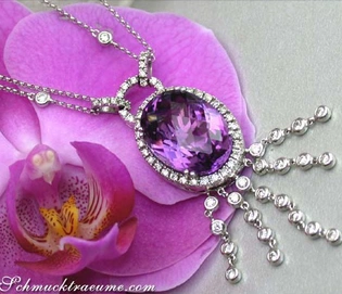 Violetter Amethyst mit Diamanten in Art Déco-Design auf Orchideenblüte