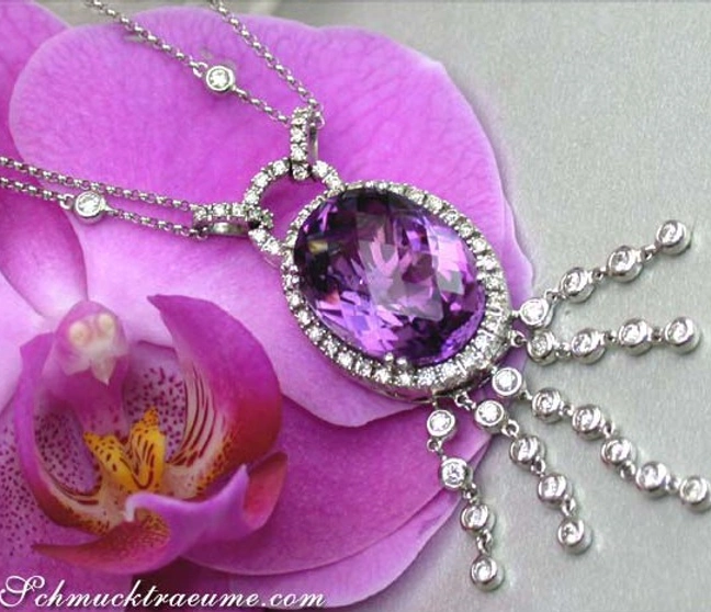 Violetter Amethyst mit Diamanten in Art Déco-Design auf Orchideenblüte Violetter Amethyst mit Diamanten in Art Déco-Design auf Orchideenblüte