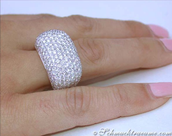 Detailansicht des Diamanten Dome Rings auf der Hand, feine Brillanten, glänzender Schmuck.