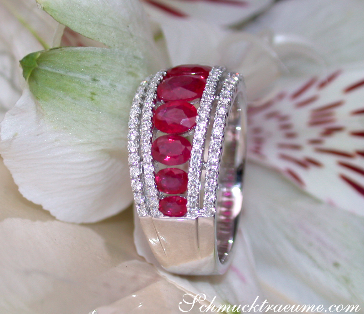 Rubin-Ring mit Brillanten auf Blüte, Detailaufnahme