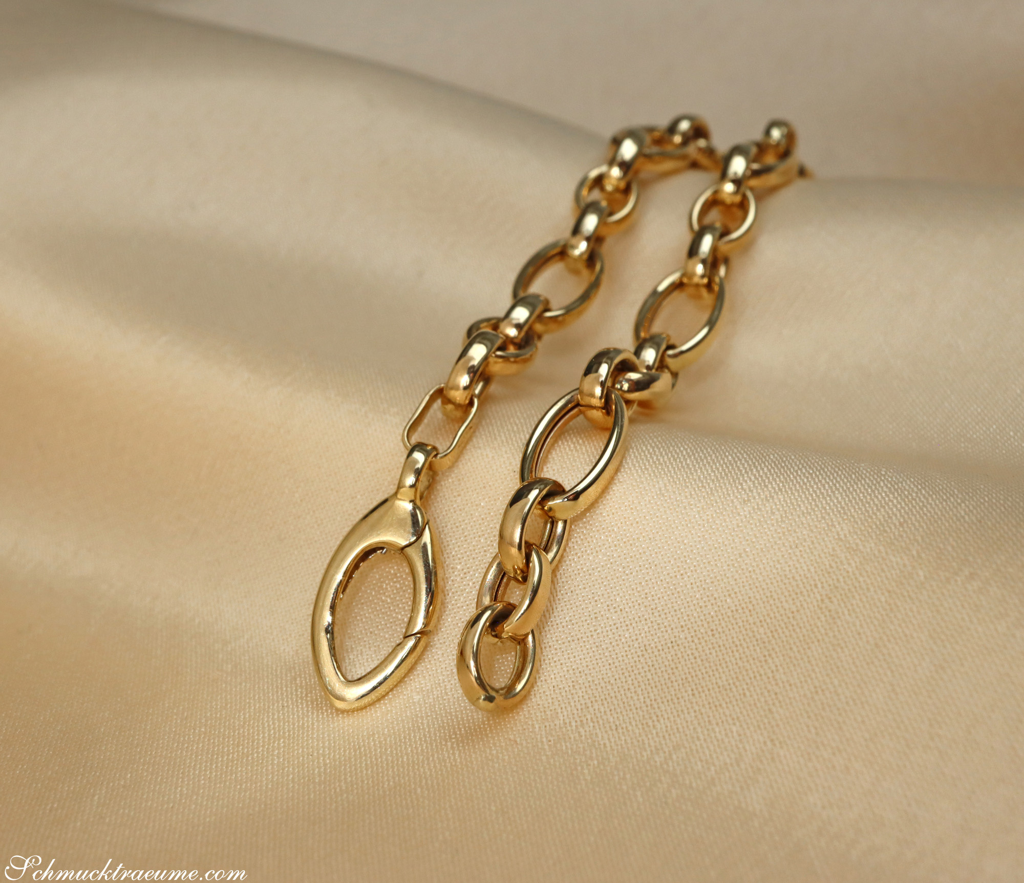 Goldenes Glieder Collier in 585er Gelbgold, detailreich, elegant auf Satin liegend