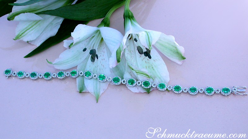 Weißgold-Armband mit Smaragden und Brillanten, Blumen im Hintergrund
