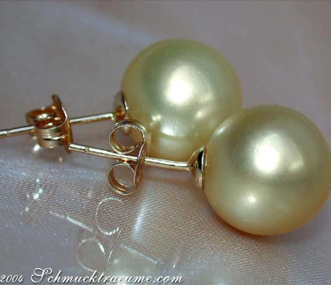 Goldene Südseeperlen-Ohrstecker, 11-12 mm, Gelbgold 750, Detailansicht von vorne Goldene Südseeperlen-Ohrstecker, 11-12 mm, Gelbgold 750, Detailansicht von vorne