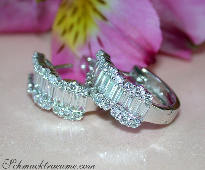 Weißgold 750 Ohrringe mit Diamanten in Prinzessenschliff, Detailaufnahme